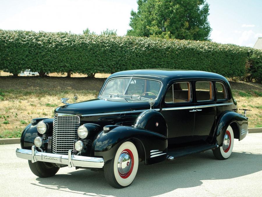  Cadillac Series 90 V16 Sedan by Fleetwood 1938 года  (фото 2 из 6)